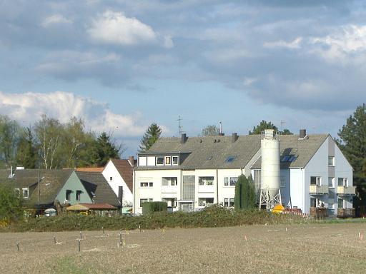 2009_0409_174716a.JPG - 2009 wurde unter einem Wohnhaus am Wandweg verfüllt.