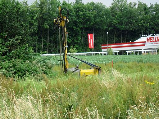 20100705_002.JPG - Bohrgerät in der Nähe des Wandweges - Es wird mit mehreren Geräten gebohrt. Recht unauffällig, da die Fläche recht hoch bewachsen ist.