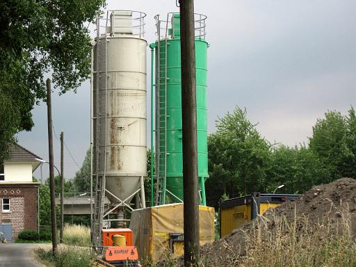 20100705_003.JPG - Betonsilos zur Verfüllung der bergbaulichen Hohlräume am Wandweg - Lt. der Stadt Dortmund werden die Verfüllarbeiten noch bis Ende 2010 dauern!!