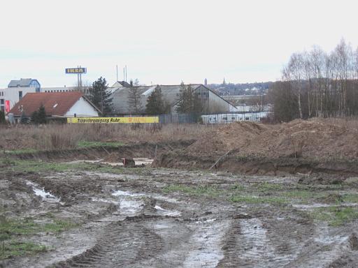 20101212_010.JPG - Im Hintergrund abgeschobener Boden im Bereich der zukünftigen Straße