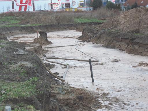 20101212_011.JPG - Der Boden wurde zur archäologischen Untersuchung abgeschoben. Gleichzeitig wird weiter verfüllt.