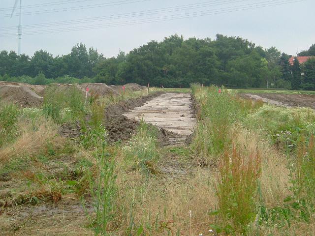 2005_0701_100052.JPG - Der Mutterboden wird abgetragen.