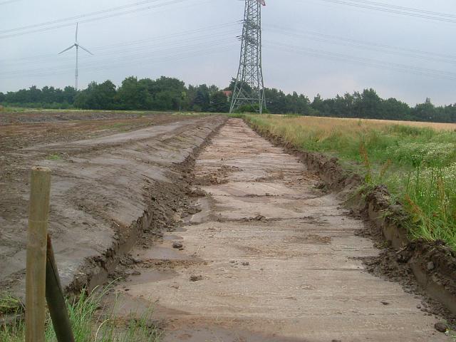 2005_0701_100342.JPG - Fläche für die südlichste Mulde Richtung Osten - Der Mutterboden ist abgetragen.