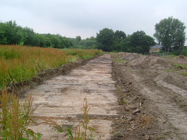 2005_0701_100402.JPG - Fläche für die Mulde vor der Schonung Richtung Westen - Der Mutterboden ist abgetragen.