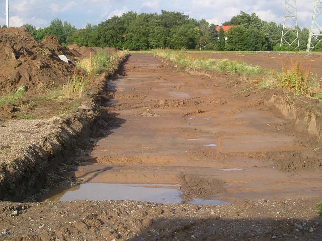 2005_0704_182610.JPG - Fläche für die große Mulde südl. des Altbestandes Richtung Osten - Der Mutterboden ist abgetragen.