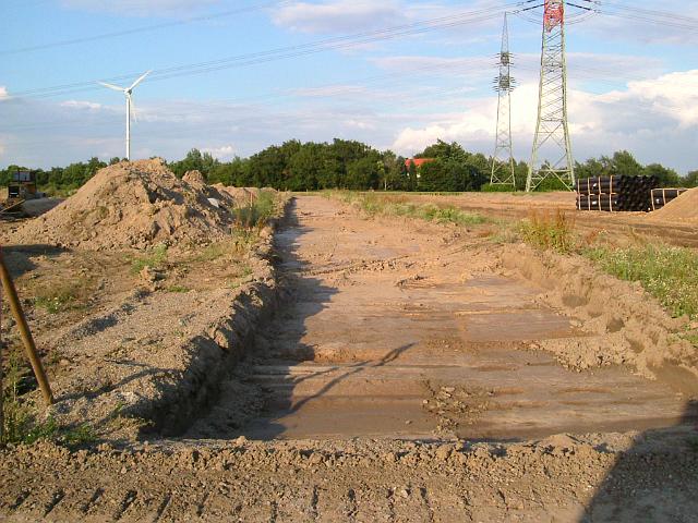 2005_0705_185824.JPG - Fläche für die große Mulde südl. des Altbestandes Richtung Osten - Der Mutterboden ist abgetragen.