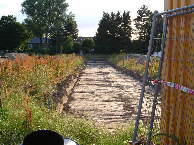 2005_0705_185842.JPG - Fläche für die Mulde südl. des Altbestandes zwischen Rhönweg und Ewald-Görshop-Str. Richtung Westen - Der Mutterboden ist abgetragen.