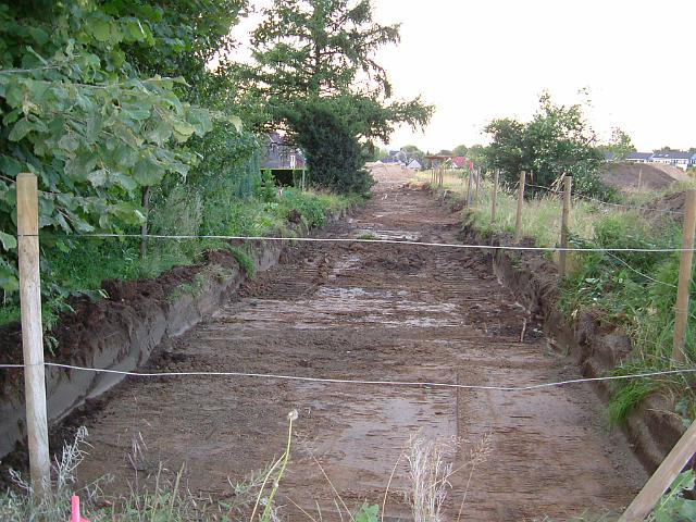 2005_0705_192006.JPG - Fläche für die Süd-Nord-Mulde hinter dem Altbestand Richtung Norden - Der Mutterboden ist abgetragen.