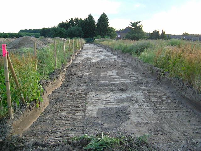 2005_0705_192224.JPG - Fläche für die linke Mulde hinter dem Altbestand Richtung Westen - Der Mutterboden ist abgetragen.