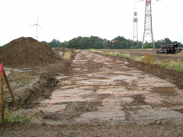 2005_0706_191318.JPG - Fläche für die große Mulde südl. des Altbestandes Richtung Osten - Der Mutterboden ist abgetragen.