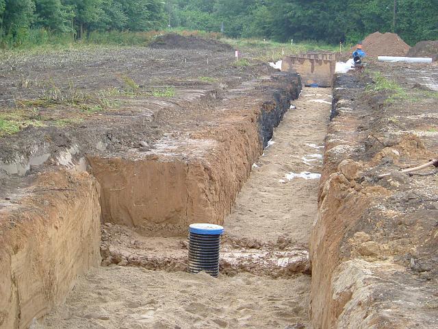 2005_0706_191550.JPG - Mulde vor der Schonung Richtung Westen - Die Rigole ist mit Sand abgedeckt.