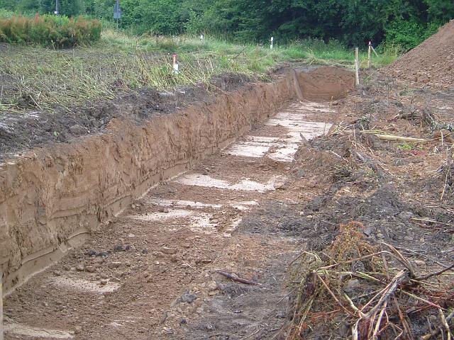 2005_0706_192101.JPG - Mulde vor der Schonung Richtung Westen - Der Graben für die Rigole wird ausgehoben.