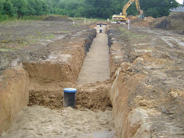 2005_0707_135054.JPG - Mulde vor der Schonung Richtung Westen - Die Rigole wird mit Sand abgedeckt.