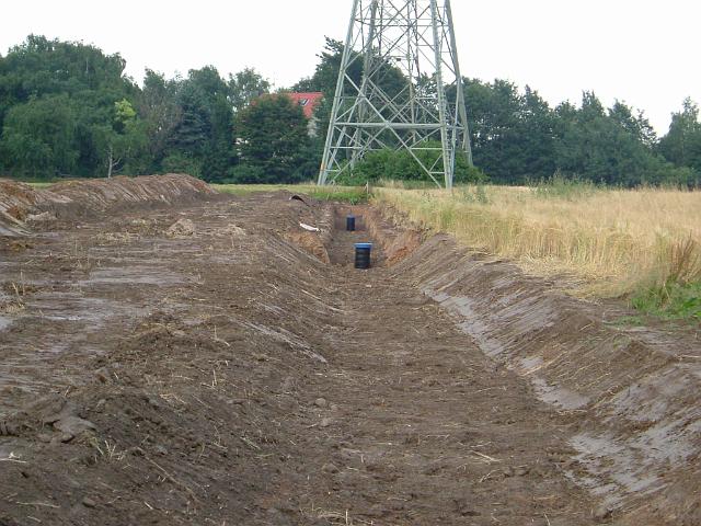 2005_0708_192210.JPG - Südlichste Mulde Richtung Osten - Die Mulde wird mit Mutterboden modelliert.