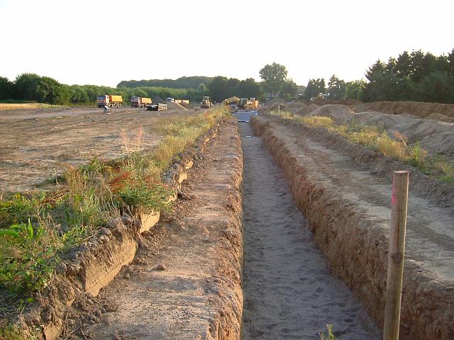 2005_0712_193408.JPG - Bau der großen Mulde südl. des Altbestandes Richtung Westen - Die einzelnen Rigolen werden kaskadenförmig angelegt.