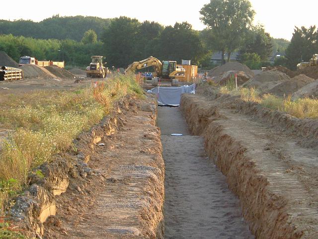 2005_0712_193418.JPG - Die Rigole wird mit Sand abgedeckt.