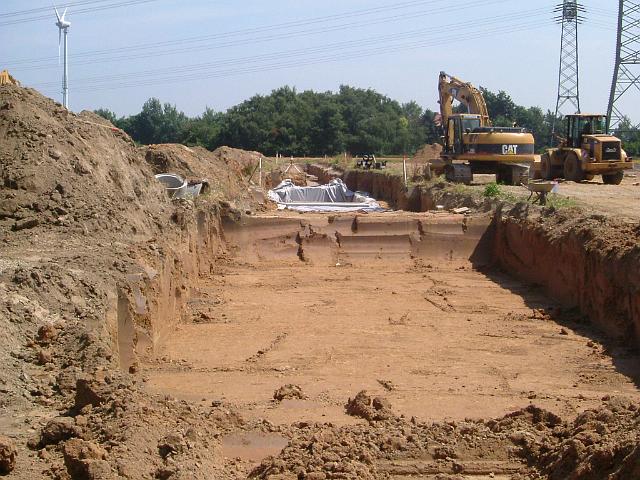 2005_0716_135444.JPG - Große Mulde südl. des Altbestandes Richtung Osten - Das nächste Rigolen-Element wird gebaut.