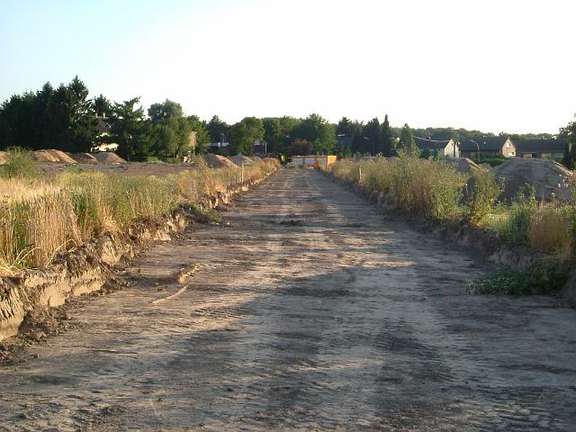 2005_0717_202630.JPG - Fläche für die große Mulde südl. des Bauträgerbereiches Richtung Westen