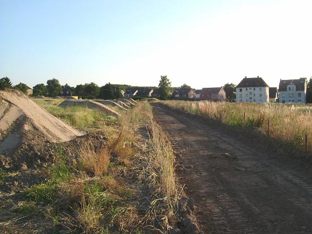 2005_0717_202850.JPG - Fläche für die kleine Mulde südl. des Bauträgerbereiches Richtung Westen