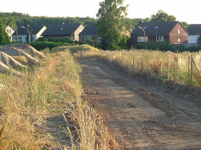 2005_0717_202913.JPG - Fläche für die kleine Mulde südl. des Bauträgerbereiches Richtung Westen