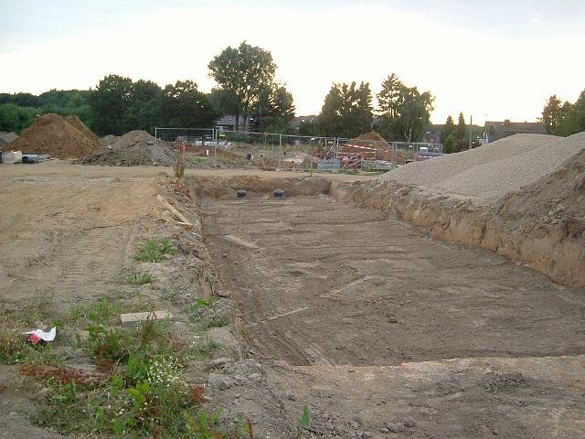 2005_0718_200732.JPG - Große Mulde südl. des Altbestandes Richtung Westen - Die Sandschicht wird mit mit Mutterboden abgedeckt.