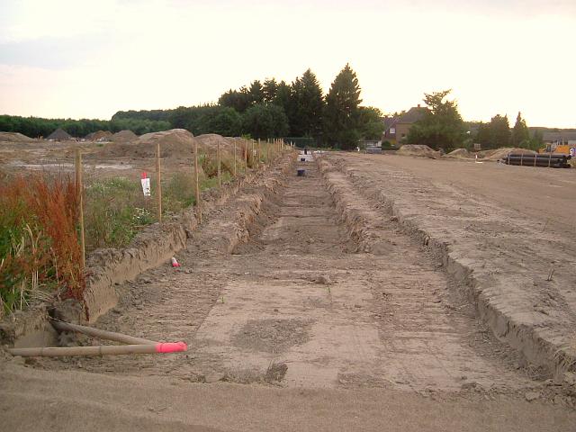 2005_0718_201035.JPG - Linke Mulde hinter dem Altbestand Richtung Westen - Die Sandschicht ist mit Mutterboden abgedeckt. - rechts die verdichtete Versickerungsfläche