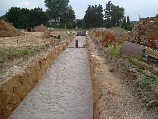 2005_0719_200254.JPG - Mulde südl. des Altbestandes zwischen Rhönweg und Ewald-Görshop-Str. Richtung Westen - Rigole wird mit Sand abgedeckt.