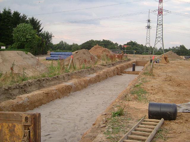 2005_0719_200436.JPG - Mulde südl. des Altbestandes zwischen Ewald-Görshop-Straße und Rhönweg Richtung Osten - Rigole  ist mit Sand abgedeckt.