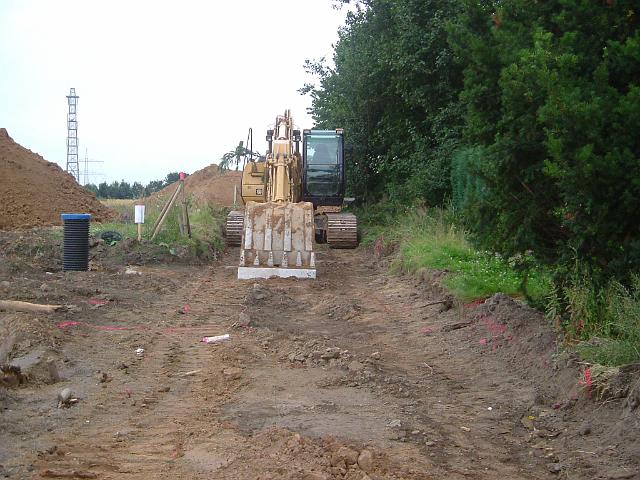 2005_0726_194612.JPG - Süd-Nord-Mulde hinter dem Altbestand Richtung Süden - Mit dem Bau der Rigole wird begonnen.