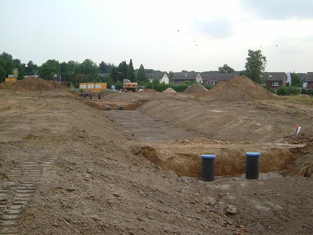 2005_0726_195250.JPG - Die große Mulde südl. des Bauträgerbereiches ist modelliert. - Blickrichtung: Westen