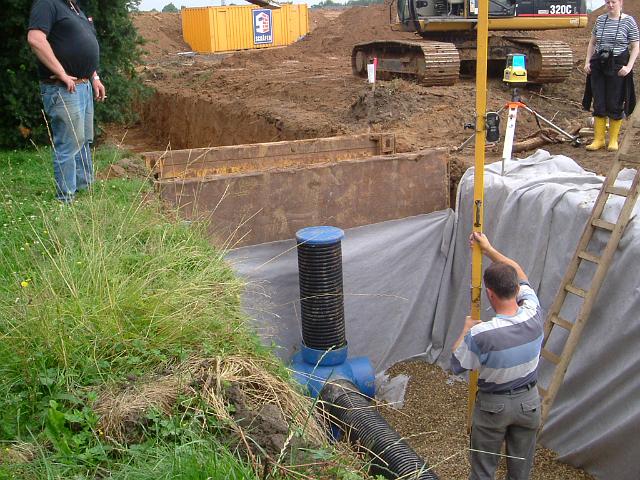 2005_0727_113532.JPG - Bau der Süd-Nord-Rigole hinter dem Altbestand - im Vordergrund das Vollsickerrohr mit Muldenüberlaufschacht, dahinter die Stauwand aus verdichtetem Boden