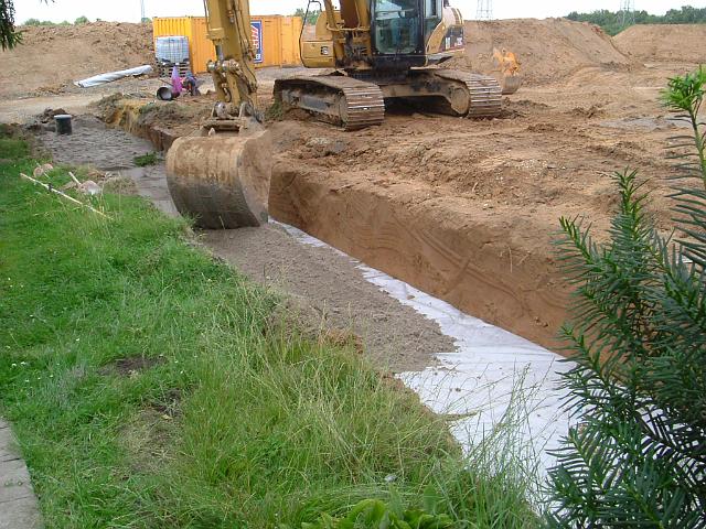 2005_0727_155130.JPG - Bau der Süd-Nord-Rigole hinter dem Altbestand - Die Rigole wird mit Sand abgedeckt.