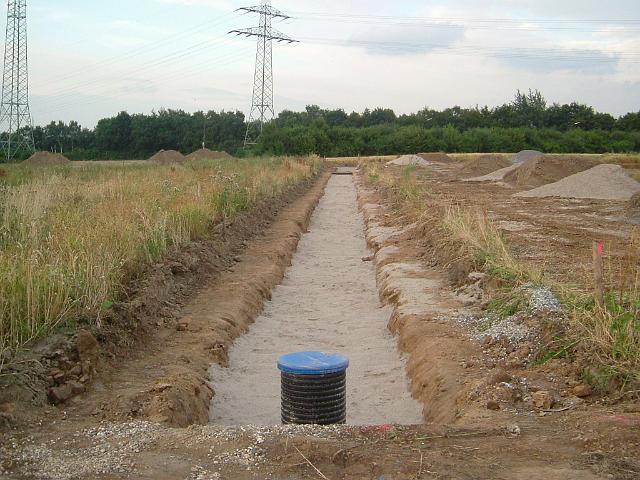 2005_0728_143538.JPG - Kleine Mulde südl. des Bauträgerbereiches Richtung Nord/Ost - Rigole ist mit Sand abgedeckt.