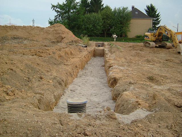 2005_0729_195542.JPG - Mulde nördl. des Altbestandes Richtung Süden - Rigole ist mit Sand abgedeckt. - Auch hier eine kaskadenförmige Anordnung, um den Höhenunterschied auszugleichen.