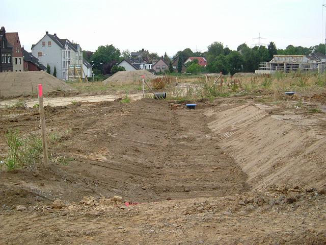 2005_0729_195601.JPG - Mulde nördl. des Altbestandes Richtung Bauträgerbereich wird mit Mutterboden modelliert.