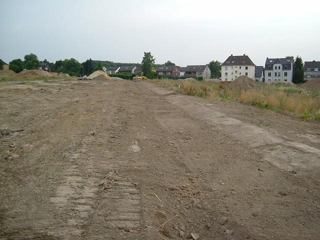 2005_0729_200000.JPG - Kleine Mulde südl. des Bauträgerbereiches Richtung Westen -  Fast gar nicht als Mulde zu erkennen.