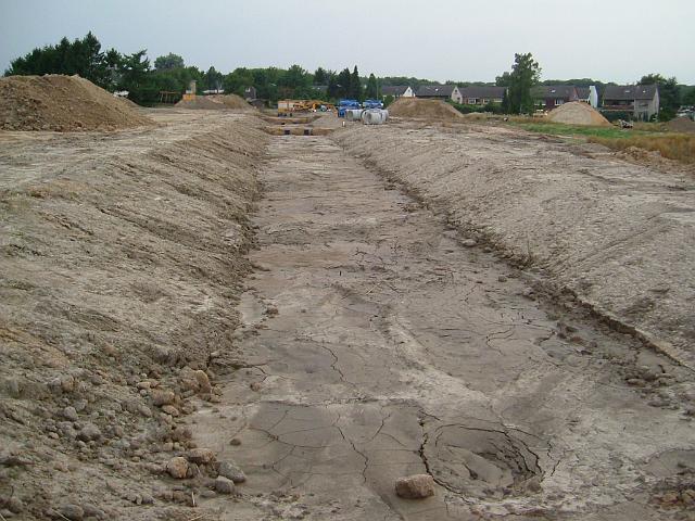 2005_0729_200339.JPG - Große Mulde südl. des Bauträgerbereiches Richtung Westen - Die südl. Böschung wurde vom Regen ausgespült. - Süd-Nord-Gefälle - Höhendifferenz 14 m