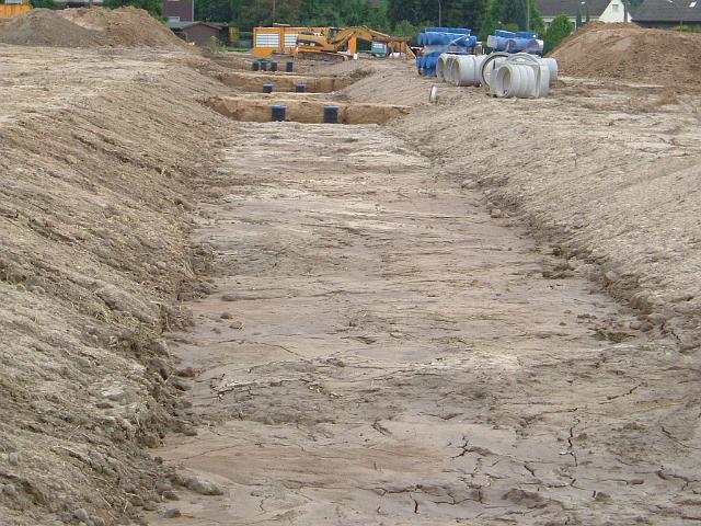 2005_0729_200348.JPG - Große Mulde südl. des Bauträgerbereiches Richtung Westen - Die südl. Böschung wurde vom Regen ausgespült. - Süd-Nord-Gefälle - Höhendifferenz 14 m