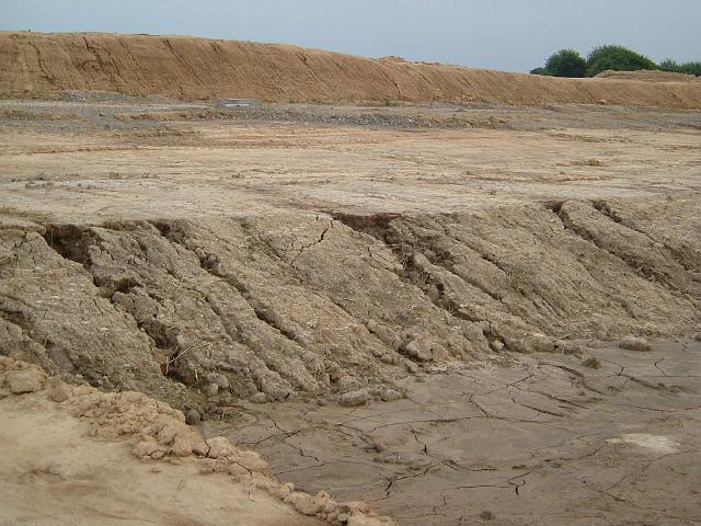 2005_0729_200525.JPG - Große Mulde südl. des Bauträgerbereiches - Die südl.  Böschung wurden vom Regen ausgespült. - Süd-Nord-Gefälle - Höhendifferenz 14 m - Blickrichtung: Süden