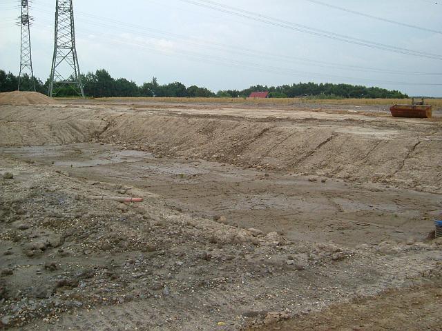 2005_0729_201107.JPG - Große Mulde südl. des Altbestandes -  Die südl.  Böschung wurden vom Regen ausgespült. - Süd-Nord-Gefälle - Höhendifferenz 14 m - Blickrichtung: Süd/Ost