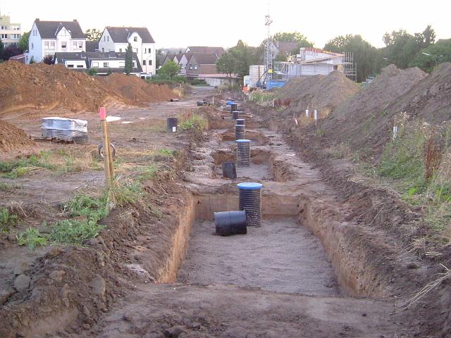 2005_0807_195824.JPG - Rechte Mulde im Bauträgerbereich Richtung Nord/West  - Rigolen sind mit Sand abgedeckt.