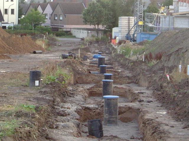 2005_0807_195837.JPG - Rechte Mulde im Bauträgerbereich Richtung Nord/West - Rigolen sind mit Sand abgedeckt.