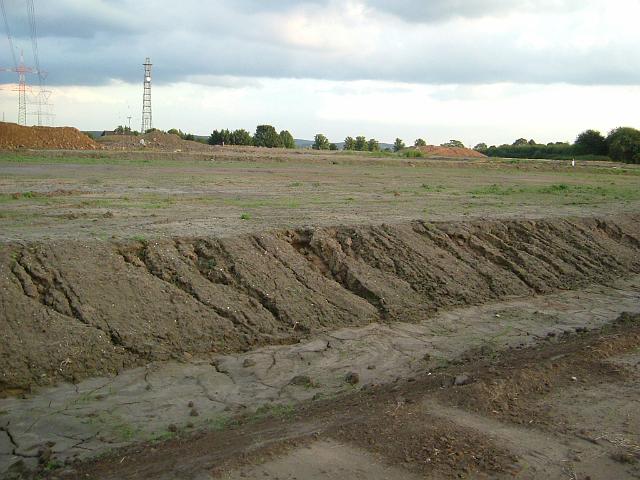 2005_0810_195517.JPG - Die südl. Böschung wurde vom Regen ausgespült. - Süd-Nord-Gefälle - Höhendifferenz 14 m - Blickrichtung: Süd/West