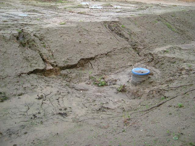 2005_0810_201304.JPG - Die südl. Böschung wurde vom Regen ausgeschwemmt und ist eingebrochen.