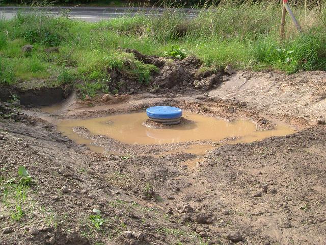 2005_0813_170206.JPG - Überlaufschacht steht fast vollkommen unter Wasser.