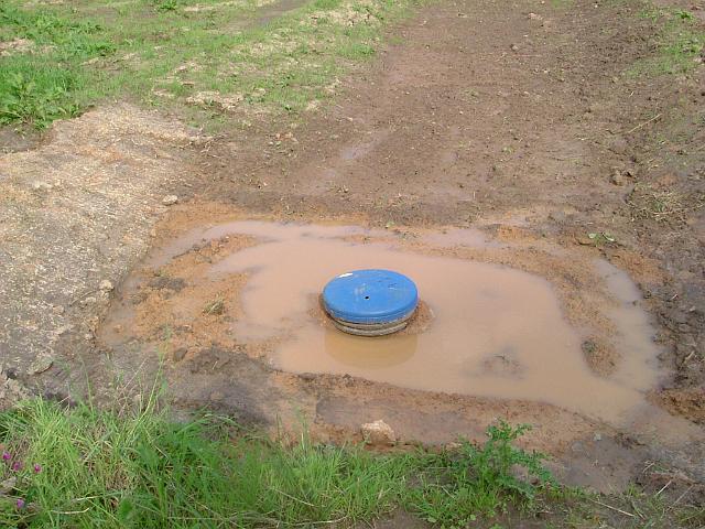 2005_0813_170242.JPG - Überlaufschacht steht fast vollkommen unter Wasser.