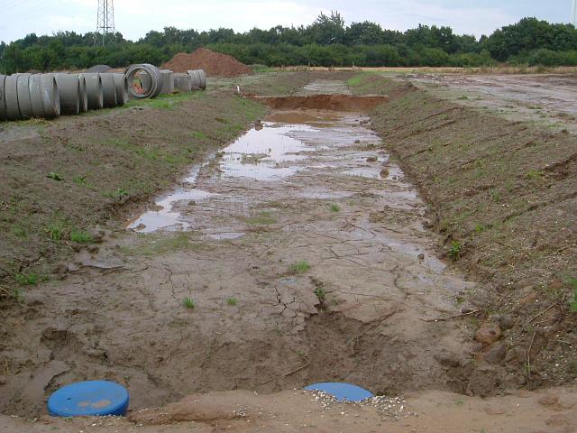 2005_0814_173926.JPG - Große Mulde zwischen Altbestand und Bauträgerbereich Richtung Nord/Ost - im Vordergrund die Muldenüberlaufschächte