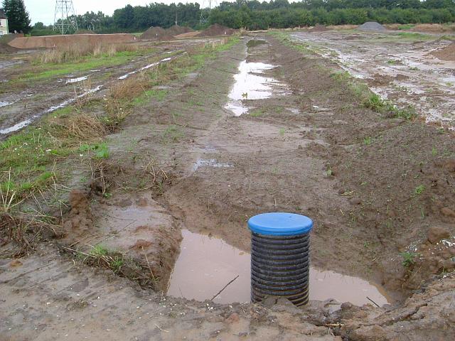2005_0814_175002.JPG - Kleine Mulde südl. des Bauträgerbereiches wurde vom Regen ausgeschwemmt. - Blickrichtung: Nord/Ost