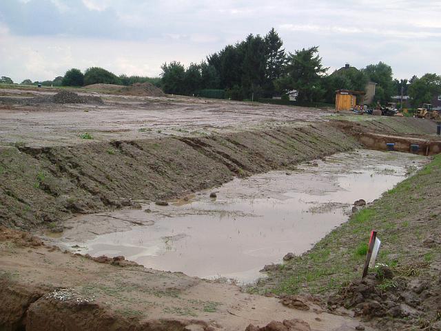 2005_0814_220150.JPG - Große Mulde zwischen Altbestand und Bauträgerbereich Richtung Westen - im Vordergrund der Muldenübergang - Südl. Böschung wurde ausgespült.