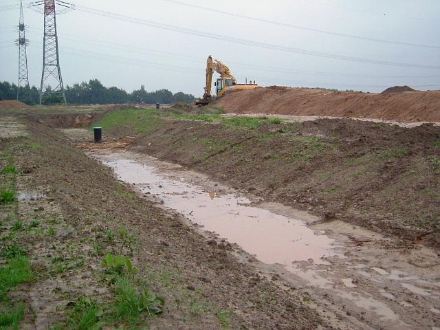 2005_0815_201052.JPG - Große Mulde südl. des Altbestandes wurde beim Regen ausgeschwemmt. - Blickrichtung: Süd/Ost